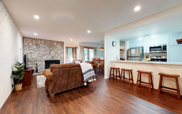 Snowcreek III 441 Pet-Friendly, BBQ Grill, Updated and On the Snowcreek Meadow by RedAwning