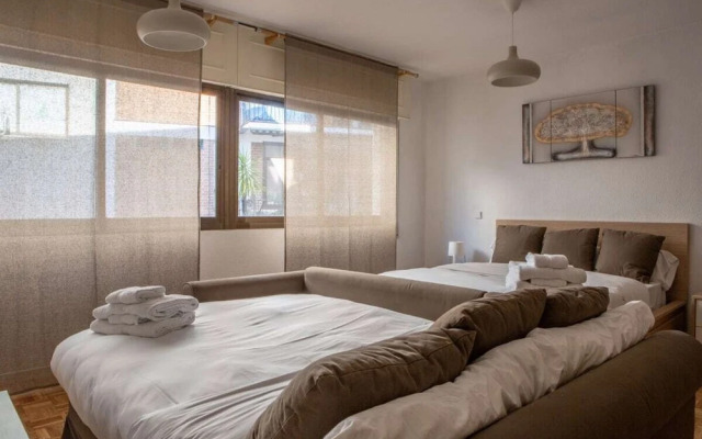 Bright & Cozy Studio Sleeps 4 in Madrid's Center