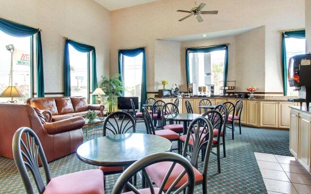 Econo Lodge Inn & Suites