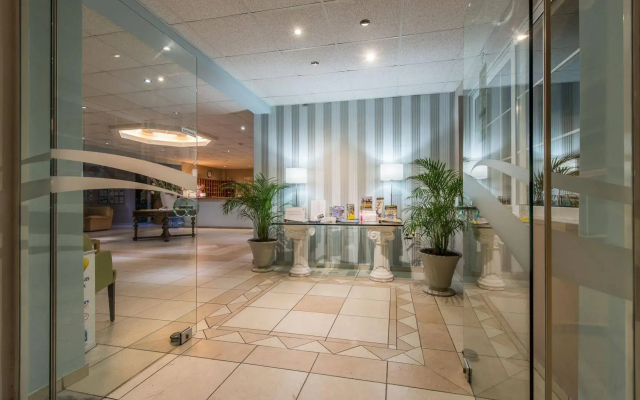 Koukounaria Hotel & Suites