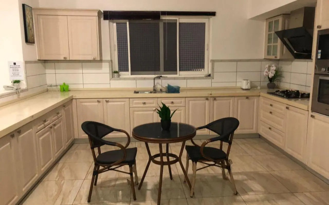 Serene 1 bedroom Apartment with Pool and Free Parking