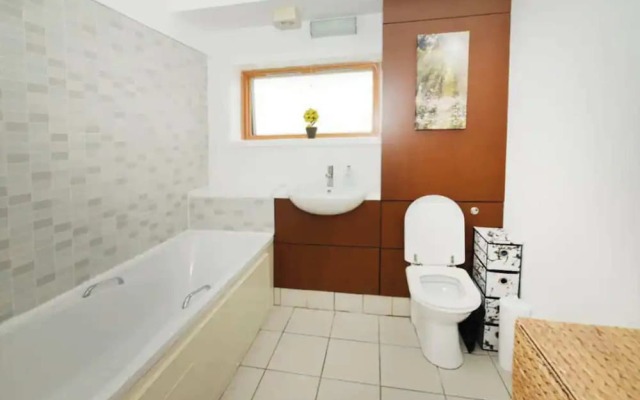 Bright 2BD Flat With Private Balcony - Dublin