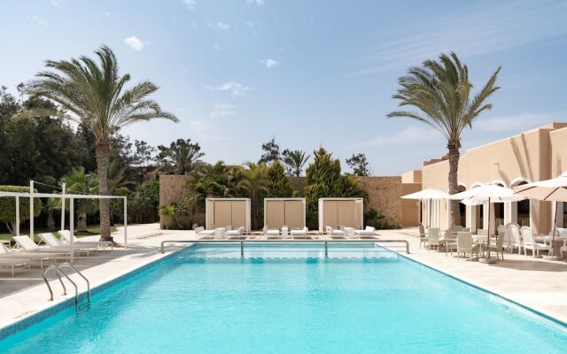 Almazino, Almaza Bay