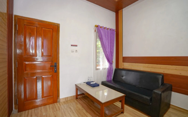 RedDoorz near Terminal Bus Tingkir Salatiga – Guest Rooms – Salatiga