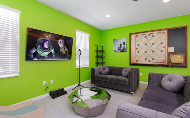 St010v: 10 Bed, Spiderman, Fashionista