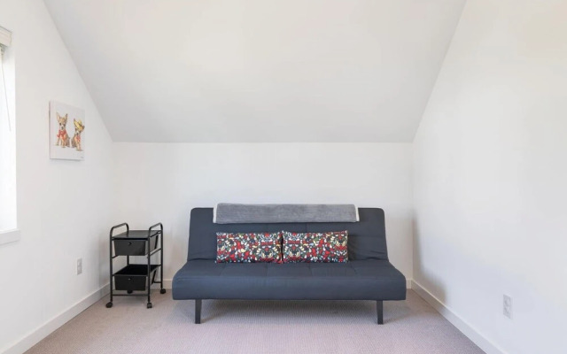 2BR Modern Gem Private Yard by Recreation