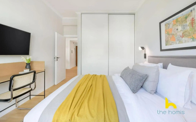 Sun-Splashed 2-BDR Corner Apartment with Hillside views!