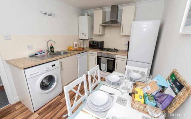 Stunning & Classy 2bed House, Poole, Parking