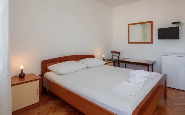 Apartments and Rooms Denis