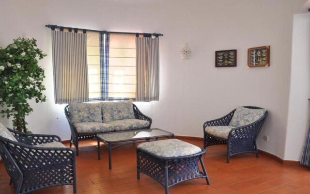 Nestled in Vilamoura, Private Pool, Free Off-street Parking, AC & Wifi