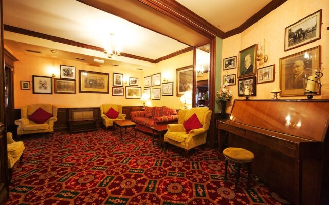 Woodenbridge Hotel and Lodge