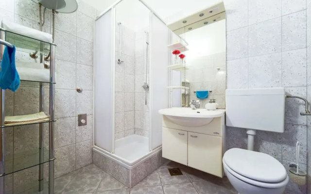 Deluxe Two-bedroom Apartment With a Jacuzzi Large Terrace With Garden