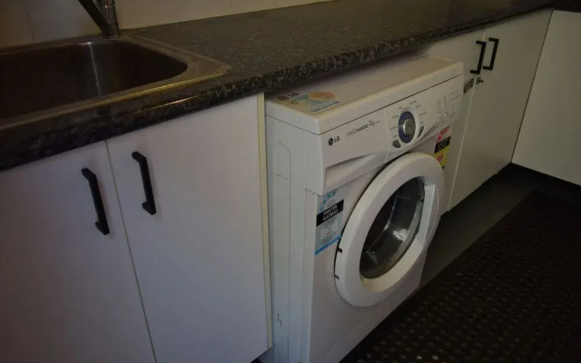 Glenelg Holiday Apartments-Ellis