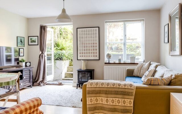 Elegant 2 Br Apartment in W/Garden, Fits 6