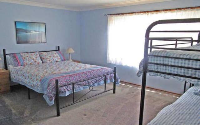 Catalina', 7 Catalina Close - Air Conditioned Large Home With Boat Parking – Guest Rooms – Nelson Bay
