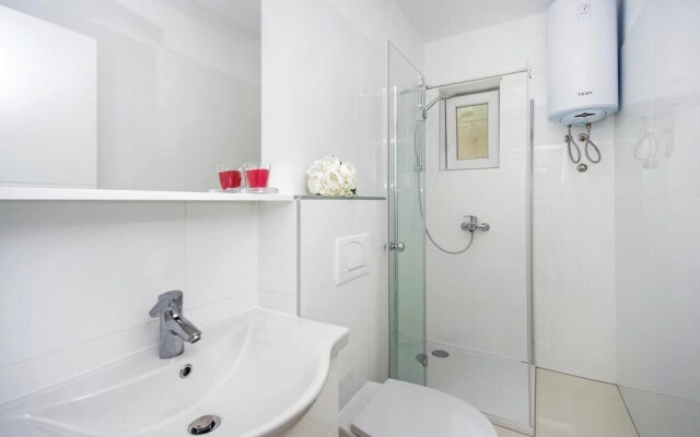 Nice Home in Brela with Hot Tub, WiFi & 4 Bedrooms