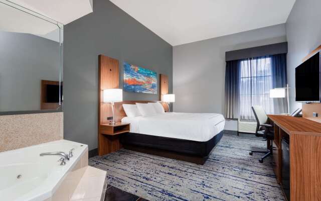 La Quinta Inn & Suites by Wyndham St. Petersburg Northeast