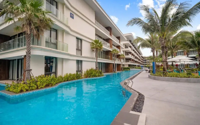 Beachfront A110 - Luxury Pool Access Beachfront Studio