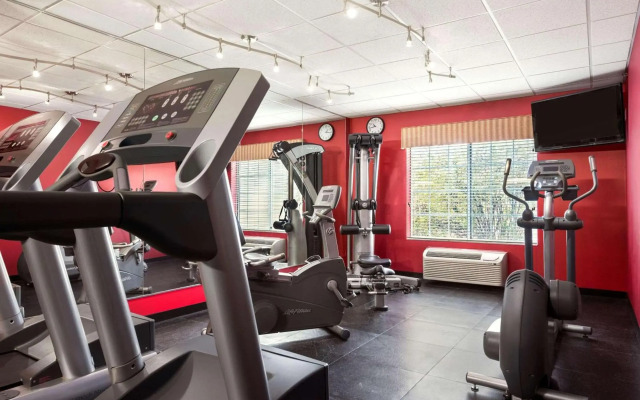 Country Inn & Suites by Radisson, Clinton, IA