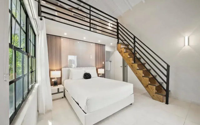 Massive Oceanfront Villa - Spa - Sauna - Gameroom - Malmok!