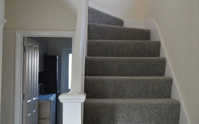 Colindale/sleeps7/privategarden/3br/freeparking/