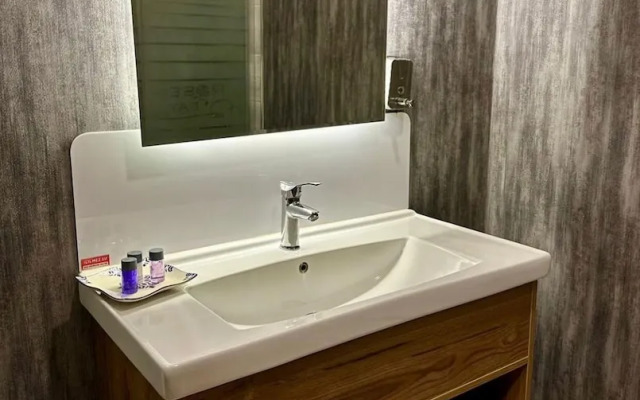 Golden Rose Deluxe Hotel