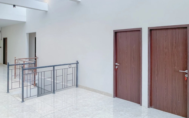 RedDoorz Plus @ D San Residence Buah Batu