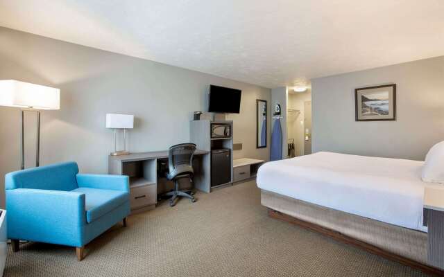 Days Inn & Suites by Wyndham Moncton