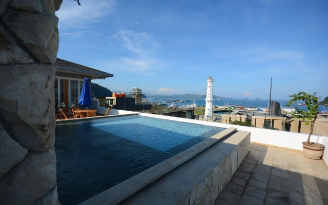 Harbour Komodo Hotel
