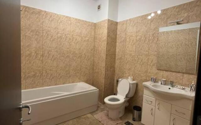 Cara Apartment 5 min walk to the train station
