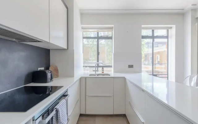 Sleek & Stylish 1BD Flat w/ Balcony - Kings Road