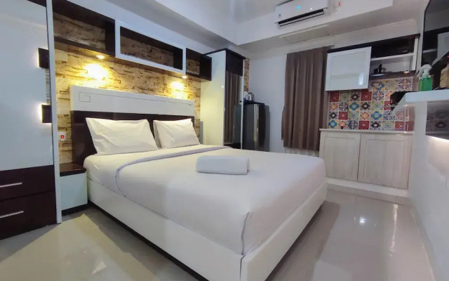 Simple And Homey Studio Room At Paltrow Apartment