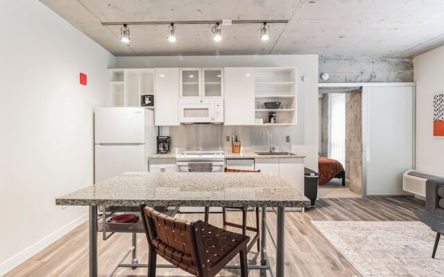 Sleek DT Cleveland Apt at City Club