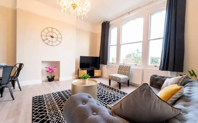 Stylish 3 Bedroom Maisonette