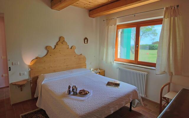 Farmhouse With Swimming Pool in Montelabbate