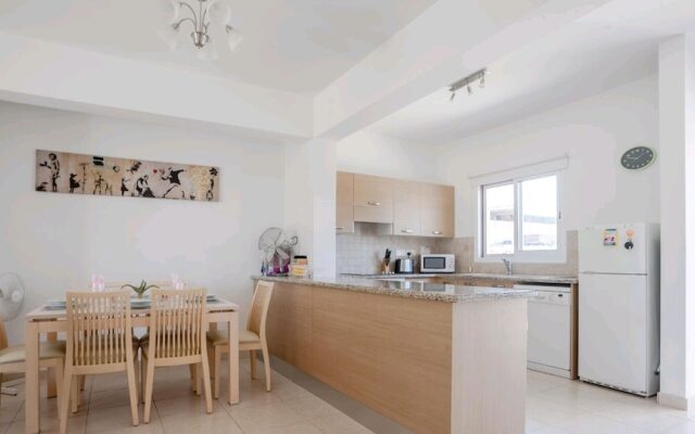 Spacious and Modern 2 bed Apartment in Peyia