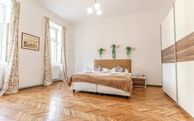 Cozy 2BR Apt Prime Central Spot