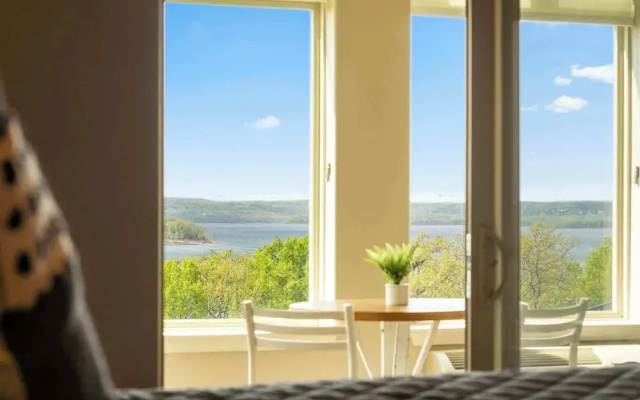 It's a Good Life - Stunning Lake Views!