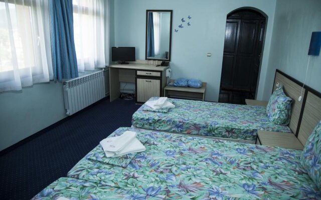 Hotel Emaly Green