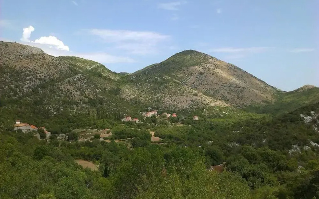 Stone Holiday Home in Brotnice Dalmatia with Outdoor Hot Tub