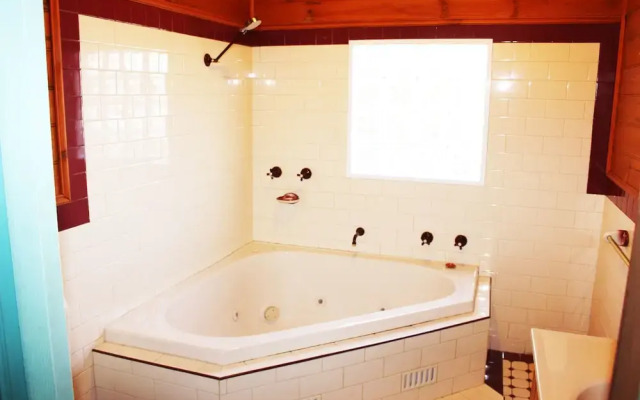 Ambrose Cottage Front Apt