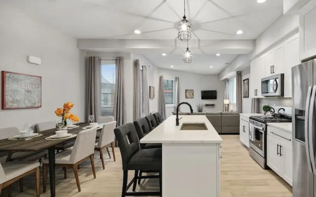 Bright 3 Bedroom + Rooftop Views