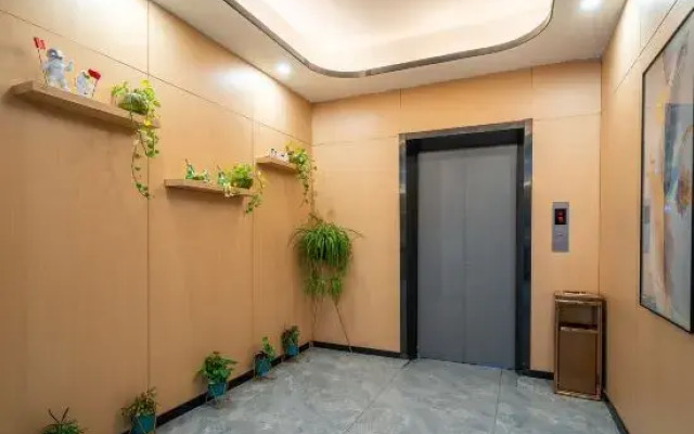 Four Seasons Holiday Hotel (Zhushan Road Subway Station)