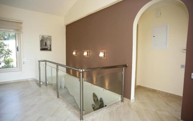 Seafront 5 Bedroom Villa Paradise in Sea Caves