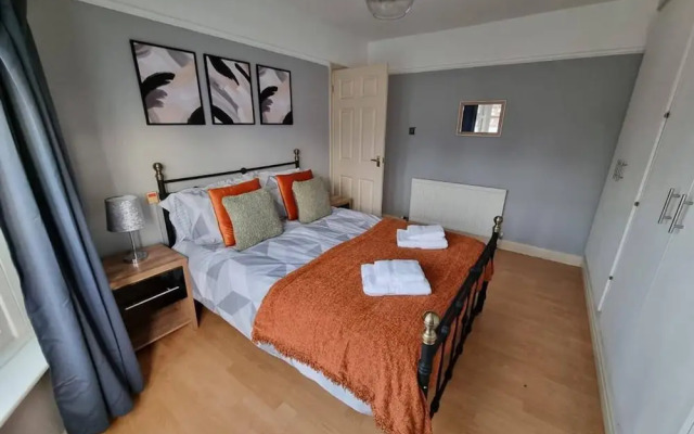 3 Bed Spacious House With Parking
