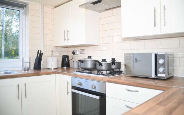 2ndhomestays -willenhall-charming 3-bedroom Home