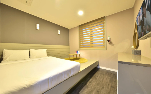 WITH U Hotel & Guesthouse