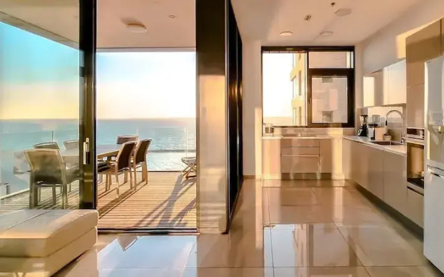 Hayarkon Blue Sea I
