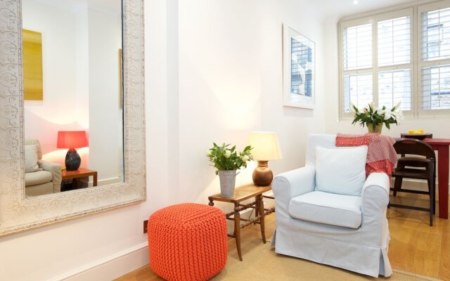 JOIVY English Retro 2BR Apt Near Battersea Park