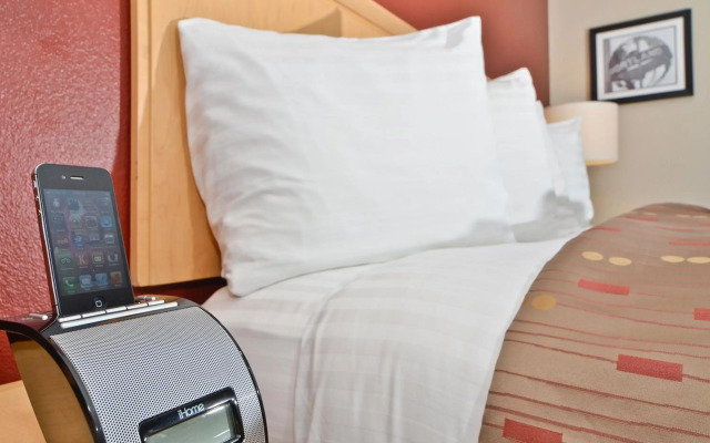 Clackamas Inn & Suites